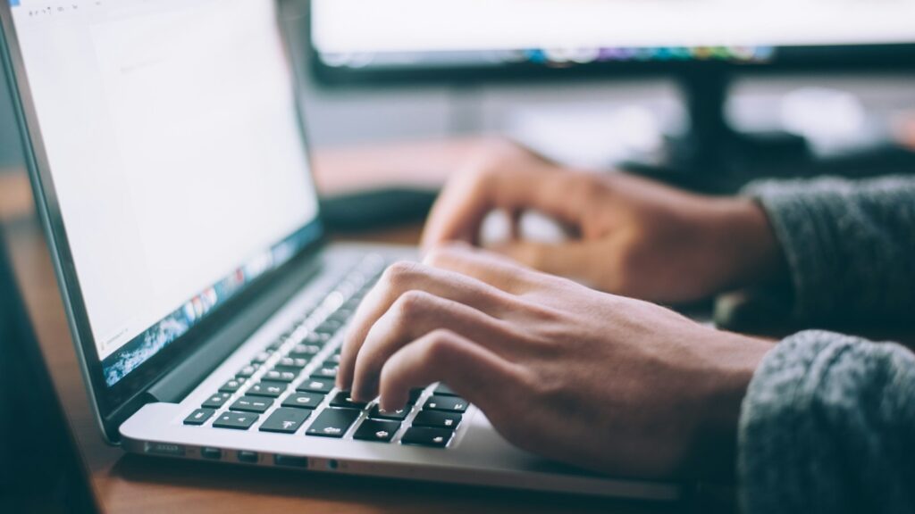 Praca nad stroną internetową przy laptopie