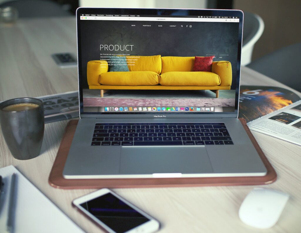 Laptop z nowym projektem strony na biurku