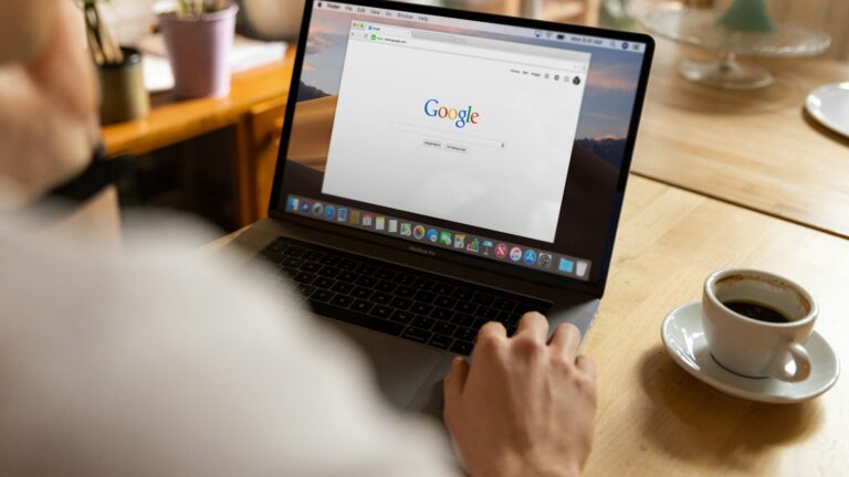 Wyszukiwarka Google na ekranie laptopa