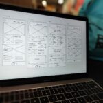 Projekt układu strony internetowej na ekranie laptopa