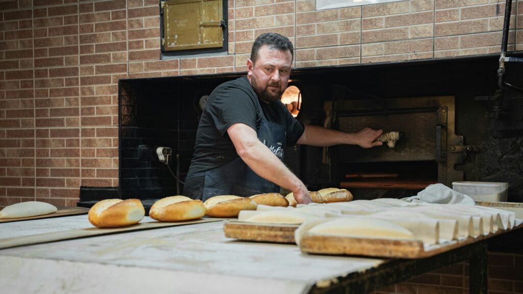 Piekarz przy świeżym pieczywie