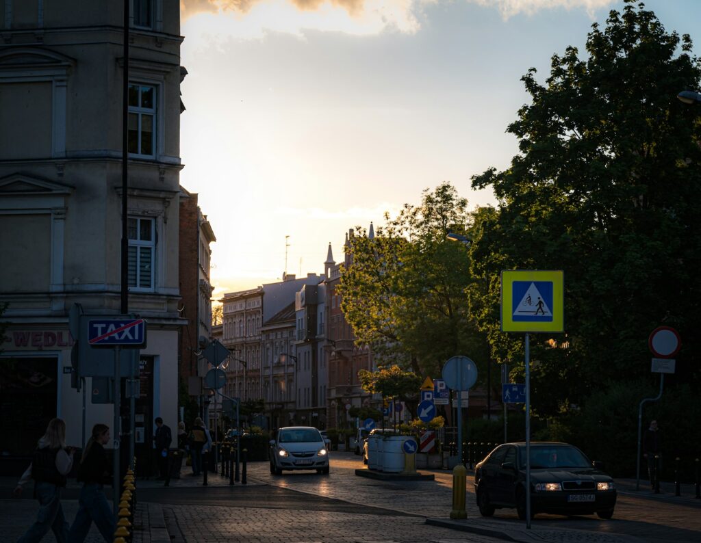 Ulica w mieście o zachodzie słońca