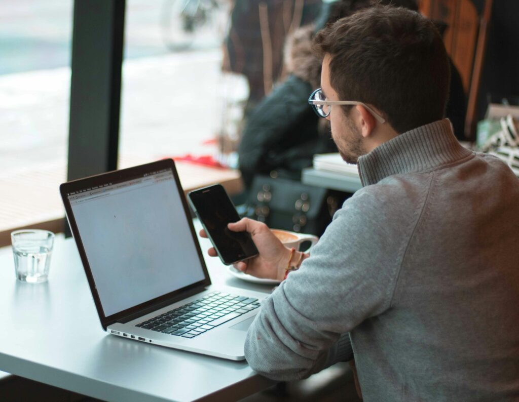 Praca nad stroną internetową przy laptopie w kawiarni