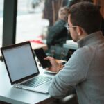 Praca nad stroną internetową przy laptopie w kawiarni