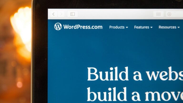 Strona WordPress.com na ekranie komputera