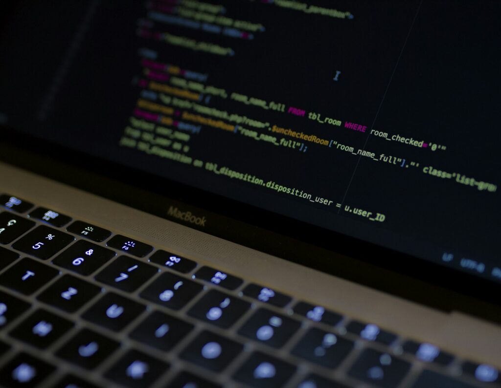 Kod strony WordPress na ekranie laptopa