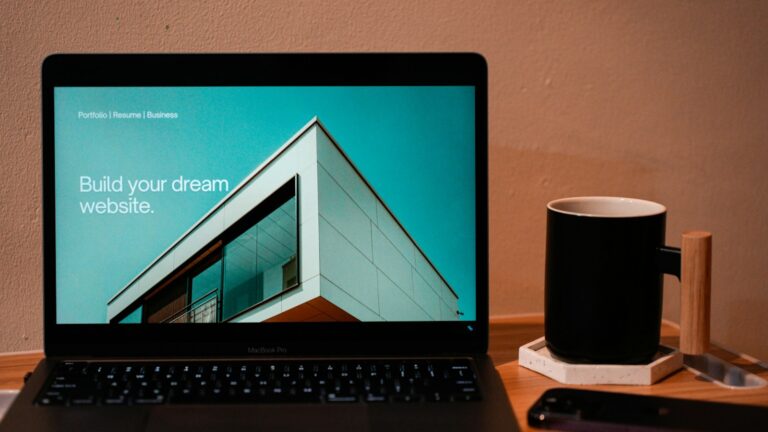 Laptop z projektem strony internetowej na biurku